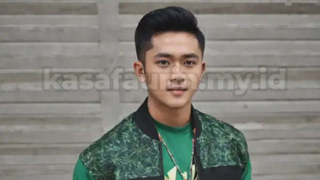Potret ganteng Rizky yang blur